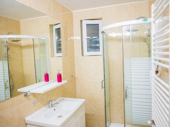 Escape Aparthotel Suceava Exteriör bild